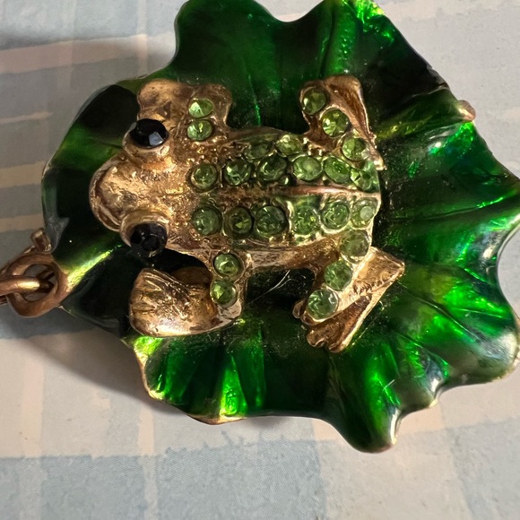 Betsey Johnson Crystal Green Frog Lotus Leaf Pendant Chain Necklace - Picture 6 of 8